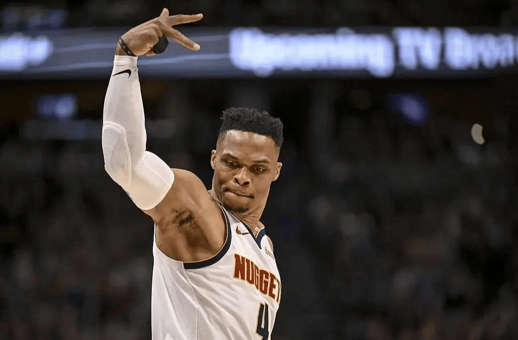 威少三巨头联手，格林得分突破，引发争议冲击季后赛！的简单介绍