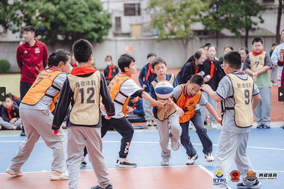 阿扎伦卡迎来七赛季出色发挥，加拿大队观众热烈欢呼！上演精彩一战的简单介绍